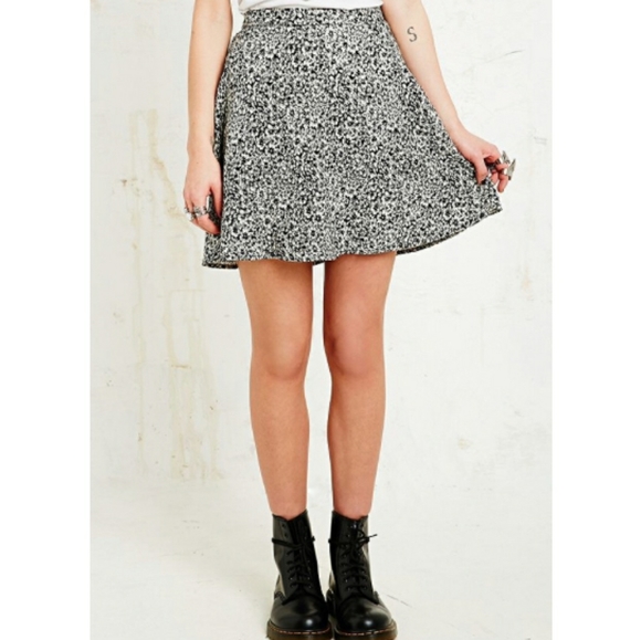 UO Kimchi Blue B/W Flower skater mini skirt - Picture 1 of 7